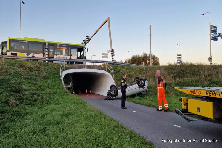 Automobilist vergist zich met busbaan en rijdt talud af