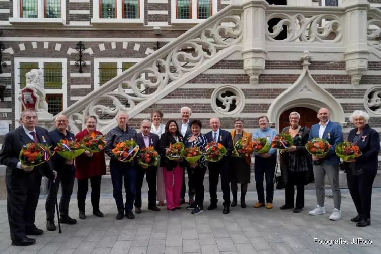 Een stortbui aan lintjes tijdens de lintjesregen in Alkmaar