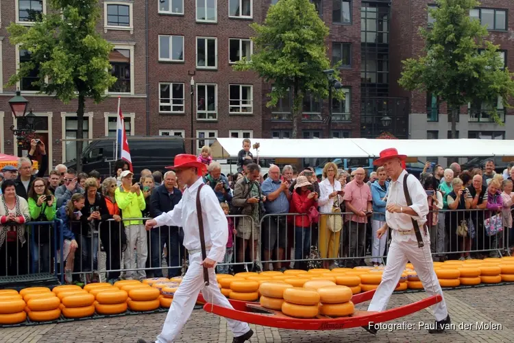 Feestelijke opening Kaasmarkt door Wim Betten