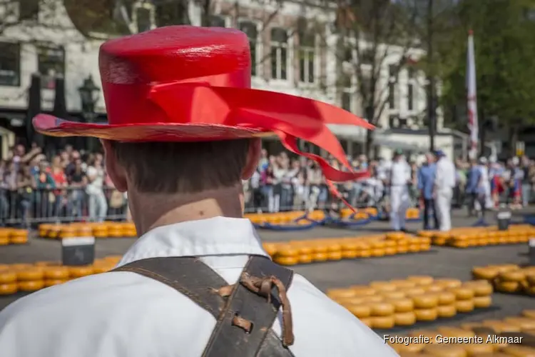 Directeur Erna Winters opent kaasmarkt