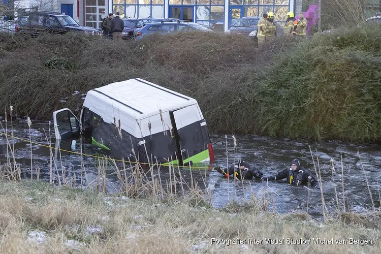 Bestelbus te water langs Edisonweg, bestuurder overleden