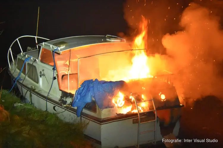 Boot in De Rijp gaat in vlammen op