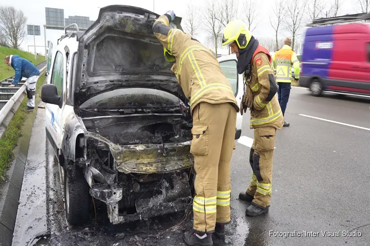 Auto van schildersbedrijf door brand verwoest op N242