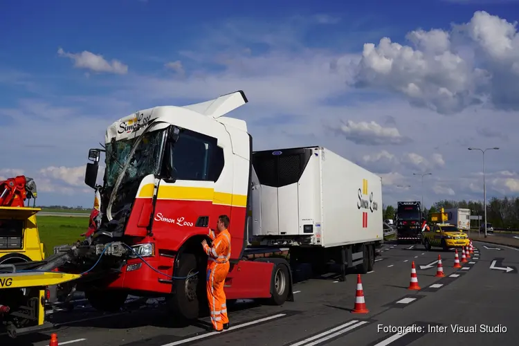 Kopstaartbotsing tussen vrachtwagens in Stompetoren