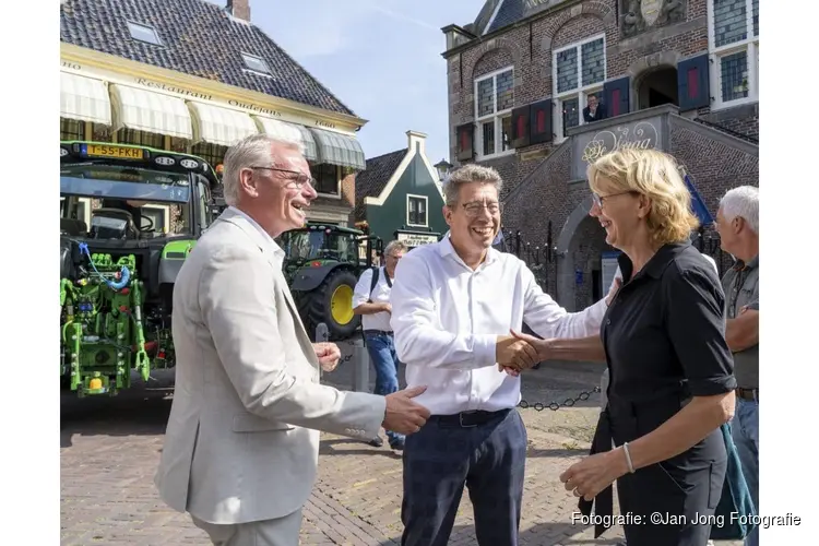 Zwaar verkeer omleiden? Route door De Rijp op tractors met gedeputeerde Olthof