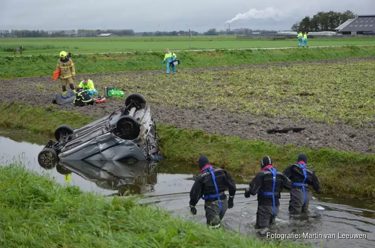 Twee auto&#39;s te water bij ongeval Oterleek