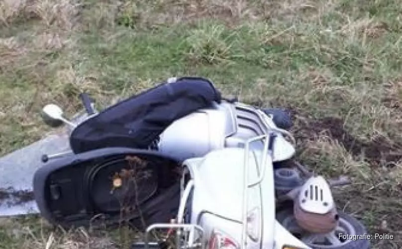 Scooterrijder zwaargewond bij botsing met auto in Zuidschermer