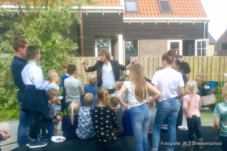 Reünie en dorpsfeest op Driessenschool in Grootschermer
