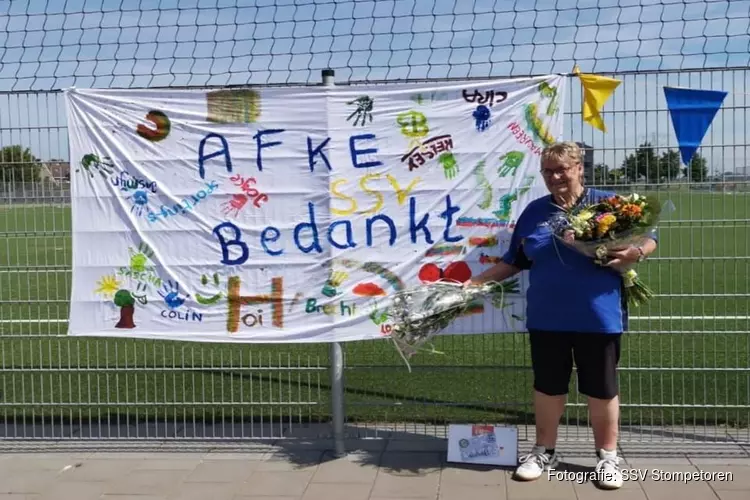 Clubheldin Afke Bleumers in bloemetjes gezet bij laatste wedstrijd als scheidsrechter
