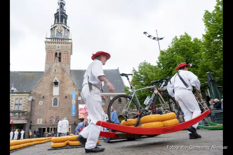 Rini Wagtmans opent Alkmaarse kaasmarkt