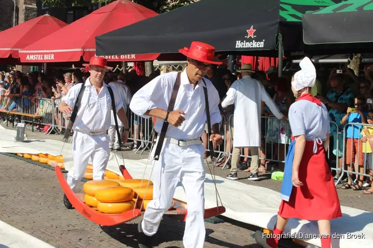 Voorzitter Vereniging tot Behoud van het Historisch Bedrijfsvaartuig opent de Alkmaarse kaasmarkt