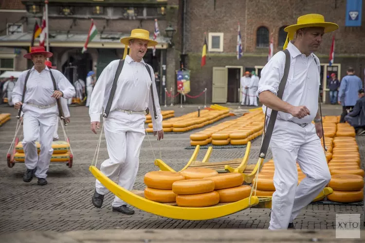 Gedeputeerde Van der Hoek opent Alkmaarse kaasmarkt