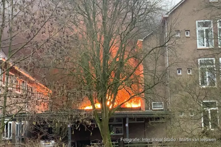 Brand bij Alkmaarse middelbare school onder controle: alle verdiepingen getroffen