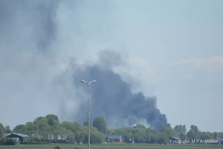 Hooivoorraad op boerenerf Ursem in vlammen op, rook vanuit verre omtrek te zien