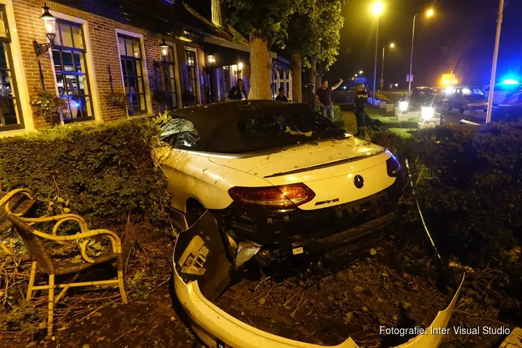 Auto rijdt terras op in Noordbeemster