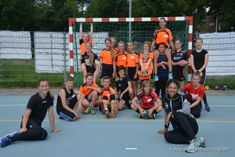 Wereldkampioenen laten handbaljeugd A&O genieten