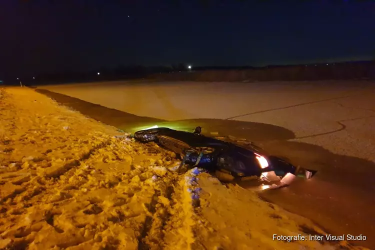 Automobilist heeft pech: slipt en raakt te water langs Huygendijk