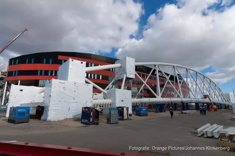 Spectaculaire hijsklus bij AFAS-Stadion van start