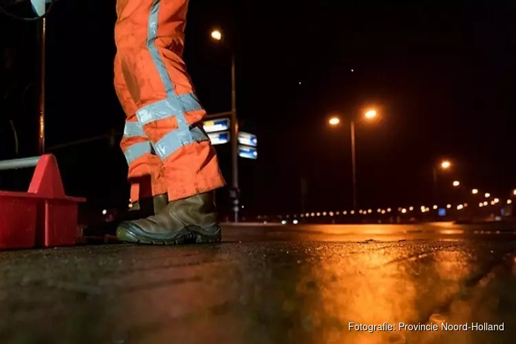 Nieuw asfalt op de Huijgendijk (N508) tussen Oterleek en Ursem