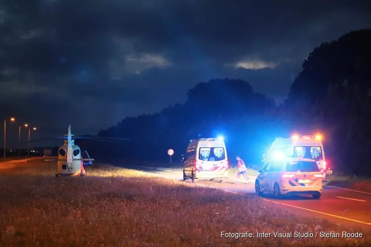 Vrouw zwaargewond bij val in De Rijp. Traumaheli landt op N244