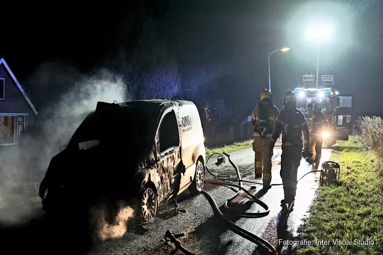 Bestelbus in brand tijdens het rijden in West-Graftdijk