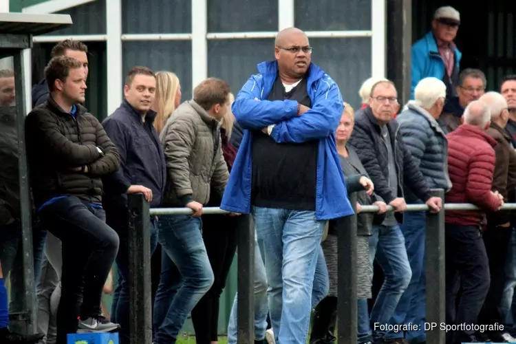 Sporting S en hoofdtrainer Milton Macnack gaan voor zesde jaar