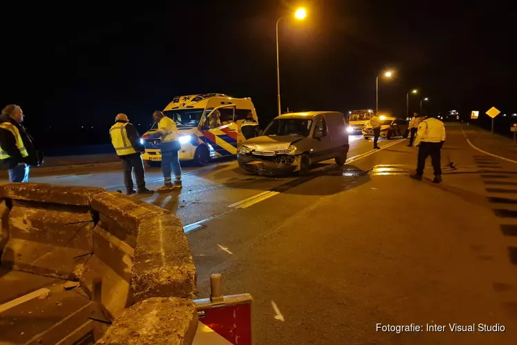 Auto knalt op afzetting in Noordbeemster