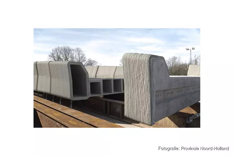 Video: voormontage 3D-betongeprinte fietsbruggen N243