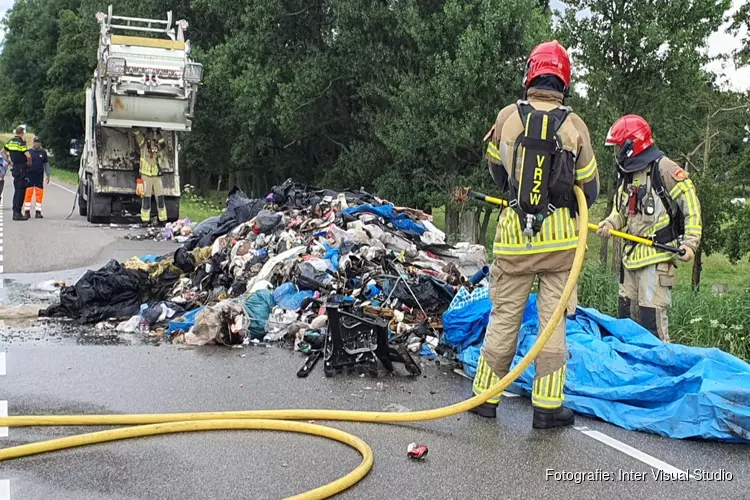 Lading kleine vuilniswagen in brand in Zuidschermer