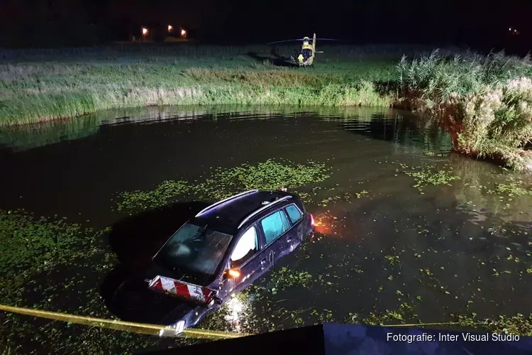 Auto te water in West-Graftdijk, twee gewonden